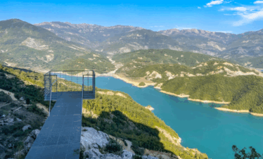 Land Rover 4x4 overlooking Lake Bovilla near Tirana